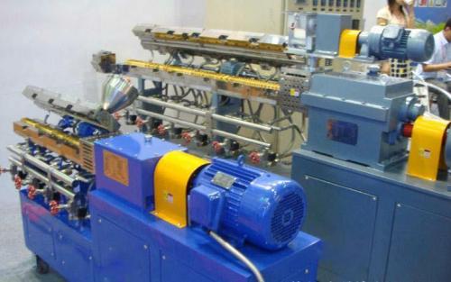 Factors affecting the performance of twin screw extruder